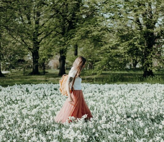 봄날의 걷기, 몸과 마음을 가꾸는 치유의 여정 woman walking on flower field
