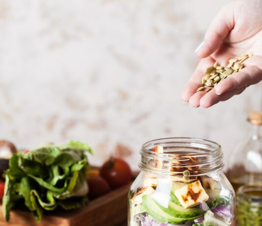 건강한 몸을 위한 다이어트와 운동의 중요성 person holding brown grains