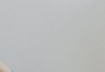 수도권·경상권에 광역응급의료상황실 1곳씩 추가 개설 person in blue gloves and blue denim jeans