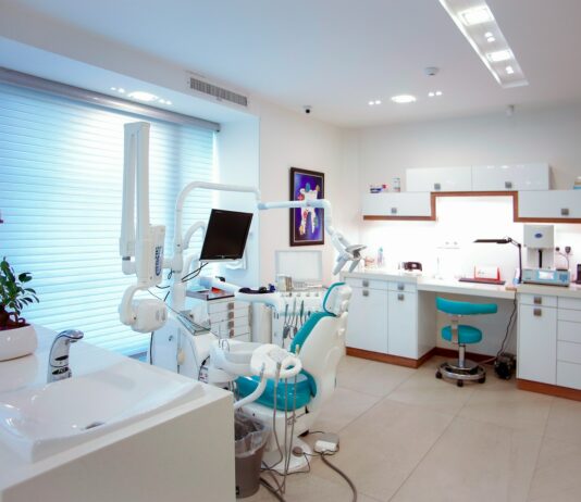 경증환자 응급센터 내원 증가…“증증·응급환자 중심 진료에 협조” 당부 white ceramic sink near white ceramic sink