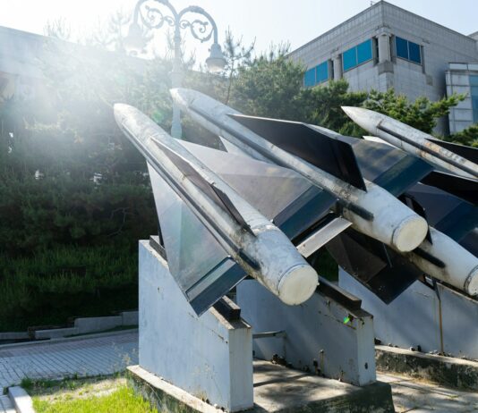 6·25전쟁 참전 고 티탈렙타 네덜란드 용사 유해 봉환 white and gray metal machine