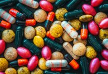 비타민과 미네랄의 중요성 red and brown medication pill