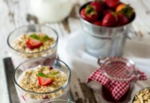 여름철 건강한 아침 식사 아이디어 milk, strawberry, and cornflakes in glasses