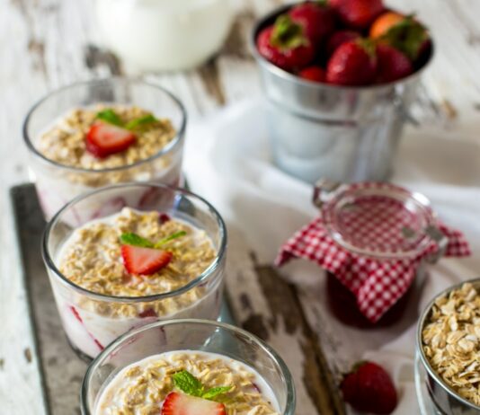 여름철 건강한 아침 식사 아이디어 milk, strawberry, and cornflakes in glasses