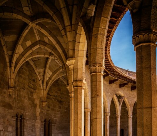 여름철 야외에서 안전하게 놀기 brown concrete pillars