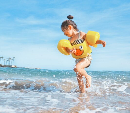 더운 날씨에 적합한 운동법 girl playing beside body of water during daytime