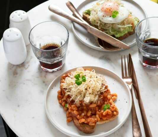 여름철 장 건강 지키기 a white plate topped with food next to glasses of liquid