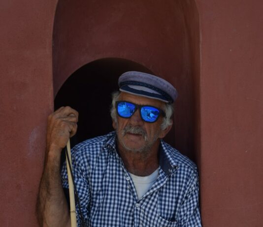 노인 건강: 맞춤형 운동과 영양 전략 man with sunglasses sitting