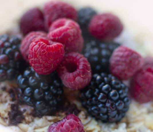 면역력 강화를 위한 슈퍼푸드: 효과적인 음식 리스트 a bowl of oatmeal with raspberries and blueberries