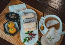 전통 음식의 건강 효과: 무엇을 배울 수 있을까? white ceramic plate with food on brown wooden table