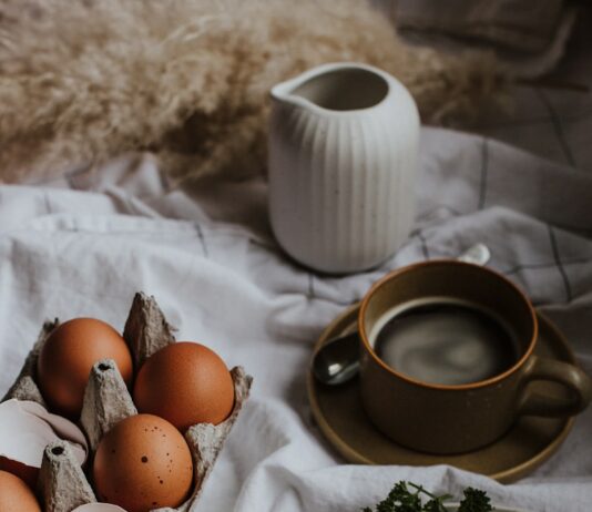 다이어트 성공을 위한 영양 가득한 아침식사의 중요성 three eggs on white ceramic plate beside brown ceramic mug