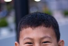 자녀의 치아 건강, 이렇게 지키세요! boy in blue and yellow crew neck shirt smiling