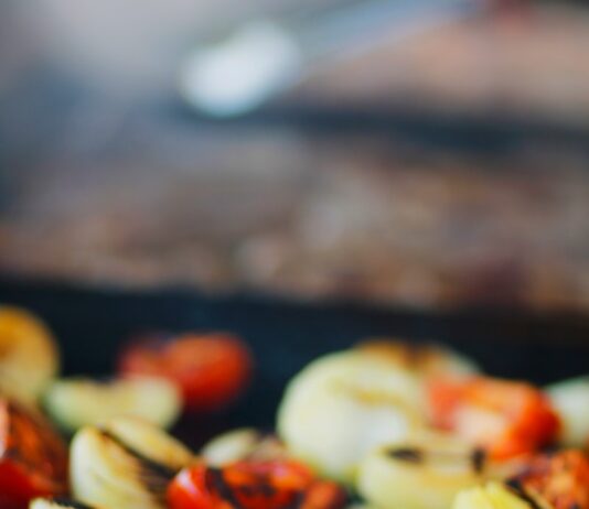 비만을 극복하는 자연식과 운동의 강력한 효과 a close up of sliced vegetables on a grill