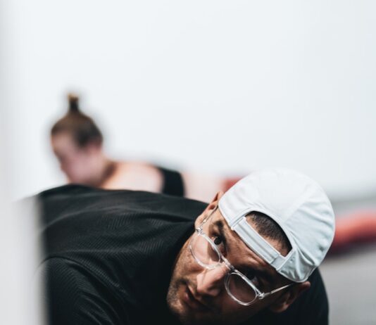 운동과 다이어트, 건강한 몸매 만들기 비법 man in black crew neck t-shirt wearing white cap and black framed eyeglasses