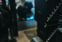 운동으로 체중 감량과 활력 충전 2 black and gray dumbbells