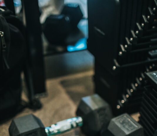 운동으로 체중 감량과 활력 충전 2 black and gray dumbbells