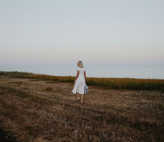 건강한 가을을 위한 운동과 다이어트 실천 방법 woman walking on brown grass field