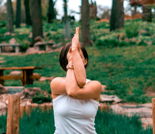 요가와 명상으로 건강한 정신과 신체 유지하기 woman performing yoga