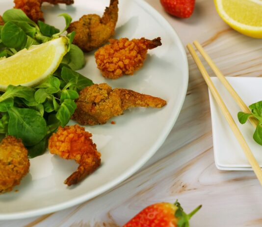 다이어트 중에도 지속 가능한 식단 짜기 팁 a white plate topped with shrimp and greens