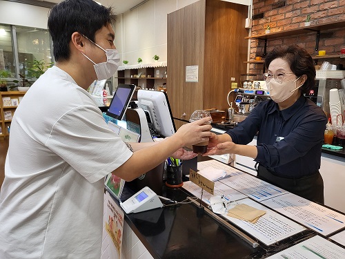 안양시가 2일부터 오는 13일까지 건강하고 활기찬 노후를 위한 2025년 노인 일자리 및 사회활동 지원사업의 참여자 4천798명을 모집한다