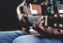 건강한 취미 생활의 시작 person playing a brown guitar