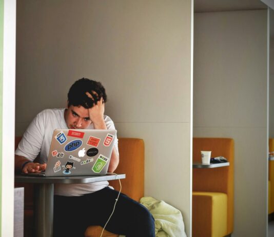 다이어트 성공을 위한 감정적 요인 관리 man wearing white top using MacBook