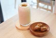 간헐적 단식을 하면 혈당 조절에 안 좋은가? a glass of milk and some food on a table