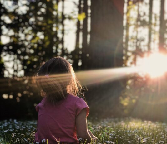 마음이 풍요롭고 여유롭게 사는 방법 girl sitting on daisy flowerbed in forest