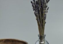 스트레스를 관리하는 명상 팁 brown wooden mortar and pestle