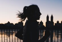기초대사량 증가를 위한 운동 및 영양 관리 silhouette photo of woman running