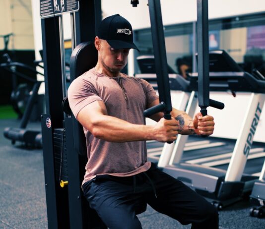 겨울에도 효과적인 다이어트 운동 5가지 man in gray t-shirt and black pants sitting on black and white metal bar
