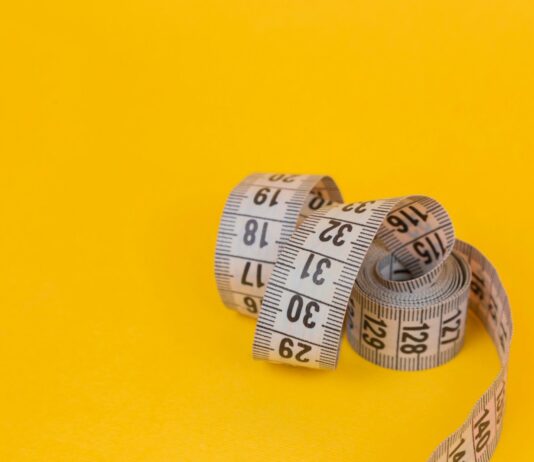 영양 전문가들의 조언 뱃살 타파를 위한 7가지 식단 팁 white and black round ornament