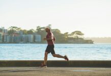 효과적인 운동프로그램으로 체중감량하기 man running near sea during daytime