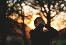 별일 없는데도 우울하고 무기력하다면? man wearing black long-sleeved shirt