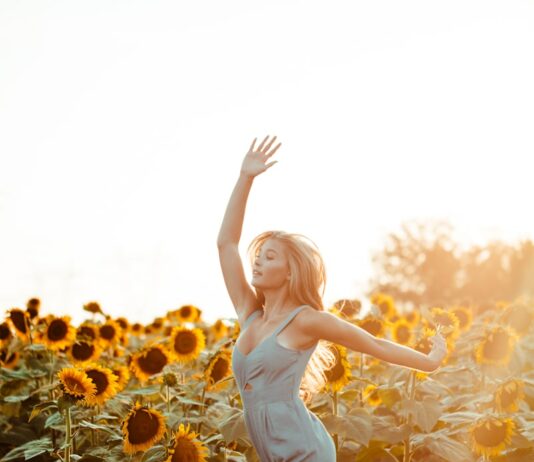 필라테스로 자세로 현대인의 고질병 극복하기 close up photography of woman dancing beside sunflower field during golden hour