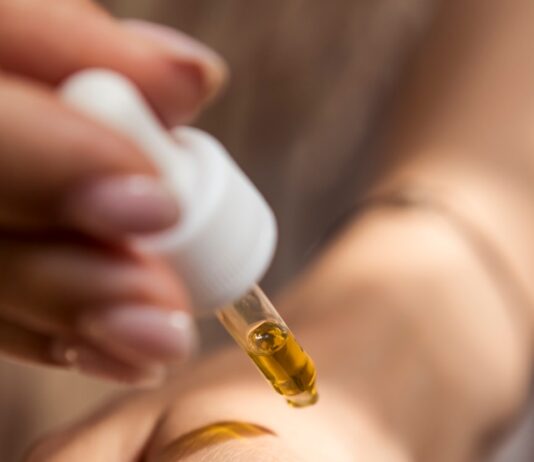 “피부는 좋아지는데 왜 자꾸 당기죠?”… 속건조가 만든 착각 보습의 진실 person holding dropper