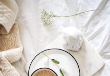 2030세대, 건강한 ‘소화’에 집착하다…위·장 케어 열풍 white teacup filled with coffee