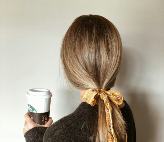 여성 탈모 관리, 더 이상 감추지 않는다 woman in black sweater holding starbucks coffee cup