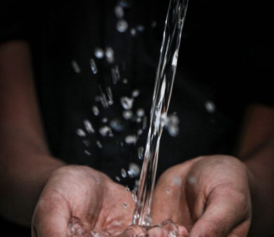 “수분은 물로만 채우면 부족합니다”… 여름철 ‘진짜 수분 채우는 법’ pouring water on person's hands