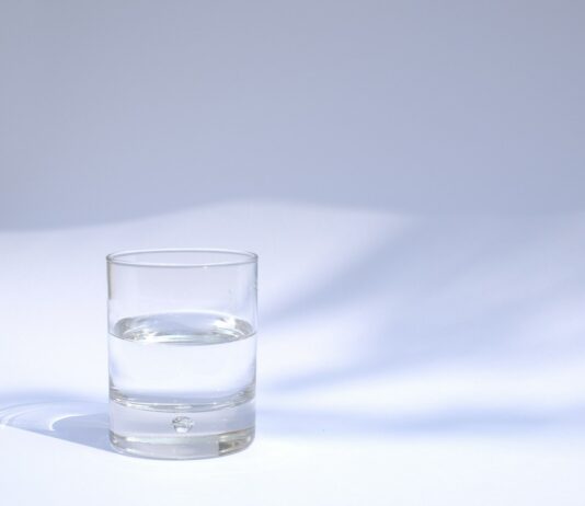 물 한 잔의 기적? 아침 공복 물 마시기의 놀라운 효과 clear drinking glass filled with water