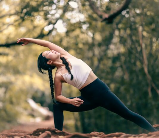 당신의 하루를 더 유익하고 건강하게 만들어줄 스트레 woman in white tank top and black leggings doing yoga during daytime