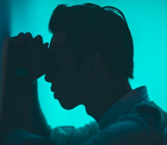 만성 통증, 대체요법으로 관리하자…자연 치유력 높이는 다양한 방법 men's white dress shirt