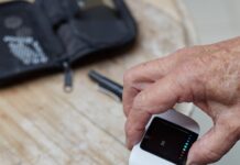 당뇨 전단계 관리를 위한 올바른 식습관의 중요성 a person blood sugar testing using a gluco-meter