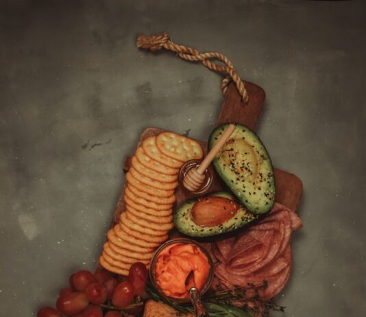 건강한 삶을 위한 올바른 식단 관리법 sliced banana and red apple fruits on blue surface