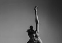 근육, 건강한 삶의 핵심 열쇠 A portrait of a fit woman in black and white in Kyiv city