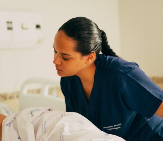 돌봄의 무게, 사회가 나눈다… 요양병원 ‘간병 급여화’의 첫걸음 A nurse is attending to a patient in a hospital.