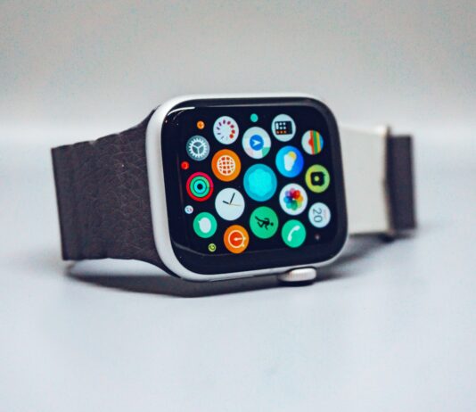 AI로 똑똑하게 건강 챙기기…일상에서 실천하는 새로운 습관 black smart watch with black strap