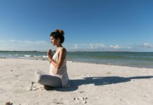 일상 속에서 만나는 대체요법, 건강한 삶을 위한 소소한 변화 woman praying and sitting on sand seashore during day