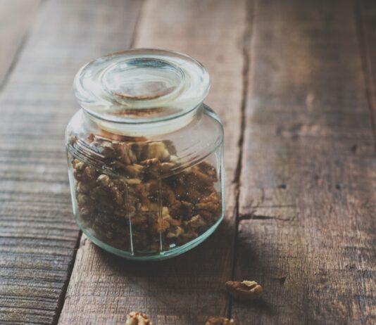 면역력의 보이지 않는 사령부, ‘마이크로바이옴’이 바꾸는 삶의 질 clear glass jar with brown coffee beans