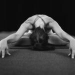 인요가(Yin): 근육보다 깊은 곳, 결합 조직을 늘리는 ‘기다림의 미학’ woman in white tank top bending her body on floor